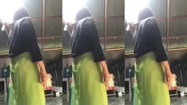 Kemesraan Sejoli Cantik Di Dapur Rumah
