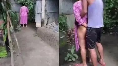 Kemesraan Wanita Dewasa Di Halaman Rumah